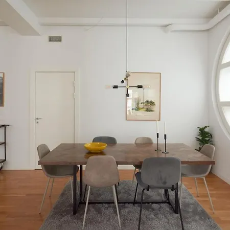 Super Stylish 3-bedroom In Center דירה *
